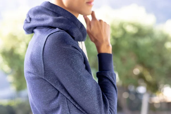 コピースペース付きの青い長袖フードの上に生まれた男のイメージ ファッション カジュアルウェア 自然コンセプト — ストック写真