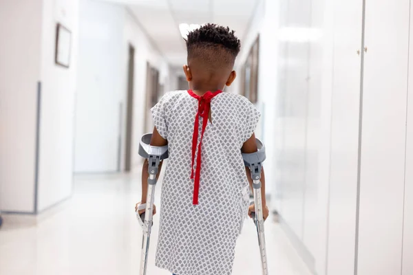 Bakre Bild Afrikansk Amerikansk Pojke Patient Promenader Med Kryckor Sjukhus — Stockfoto