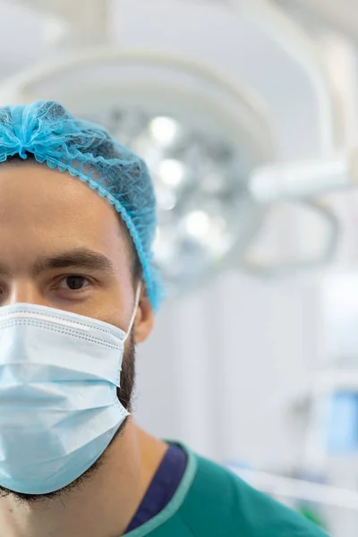 Κατακόρυφο Μισό Πορτρέτο Καυκάσιου Άντρα Χειρουργού Χειρουργική Μάσκα Και Καπέλο — Φωτογραφία Αρχείου
