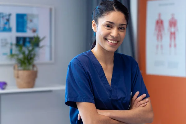 Portret Dwurasowej Fizjoterapeutki Uśmiechającej Się Pokoju Szpitalnej Terapii Przestrzeń Kopiowania — Zdjęcie stockowe