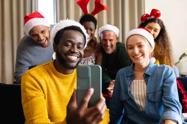 自宅でクリスマスを祝う幸せな多様な友人のイメージスマートフォンのビデオ通話を作ります クリスマス お祝い 包括性とライフスタイルの概念 — ストック写真