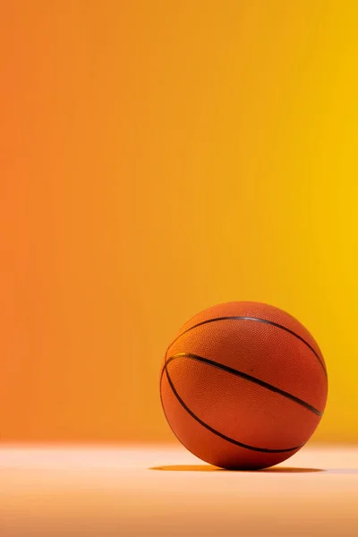 オレンジから黄色の背景にコピースペースを持つオレンジ色のバスケットボールのイメージ スポーツ 競技の概念 — ストック写真