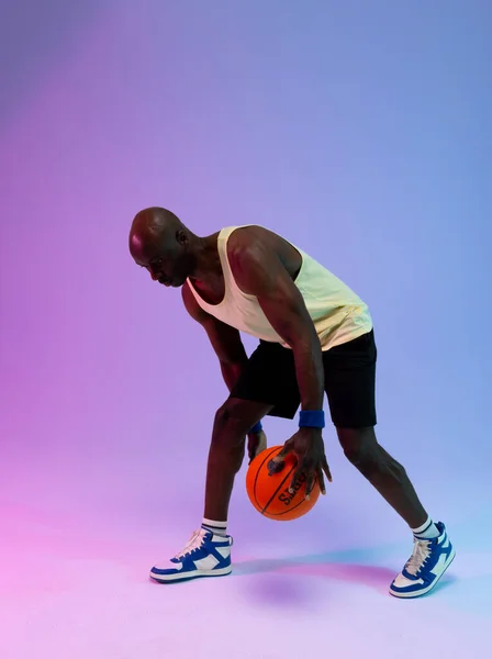 Afbeelding Van Afrikaanse Amerikaanse Basketbalspeler Met Basketbal Neon Paarse Tot — Stockfoto