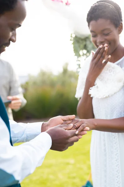 幸福的非洲裔美国夫妇在婚礼期间牵着手 婚礼日 包容和生活方式概念 — 图库照片