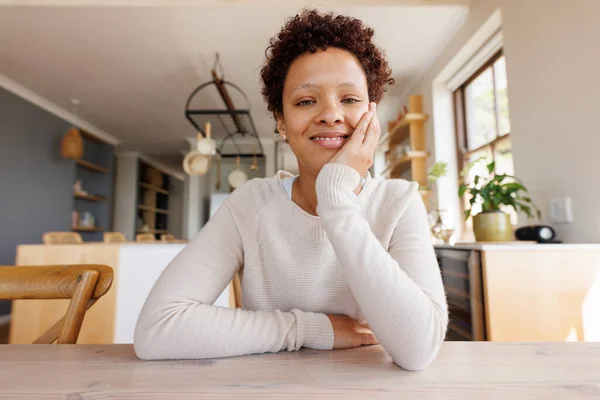 Mujer Afroamericana Feliz Teniendo Videollamada Pasar Tiempo Calidad Casa Vida — Foto de Stock