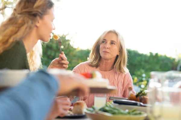 想象一下高加索家庭一起在户外吃晚餐的情景 家庭与共同度过美好时光的概念 — 图库照片