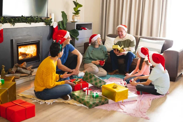 Λευκή Οικογένεια Περνάει Χρόνο Μαζί Και Ξεπακετάρει Χριστουγεννιάτικα Δώρα Χριστούγεννα — Φωτογραφία Αρχείου