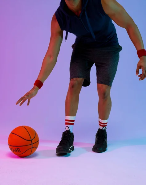 Kép Alacsony Szakasza Biracial Kosárlabda Játékos Kosárlabda Lila Kék Háttér — Stock Fotó