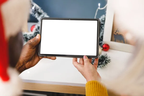 Diverse Ältere Paare Weihnachtsmannhüten Machen Weihnachtsvideo Anrufe Mit Tablet Kopieren — Stockfoto