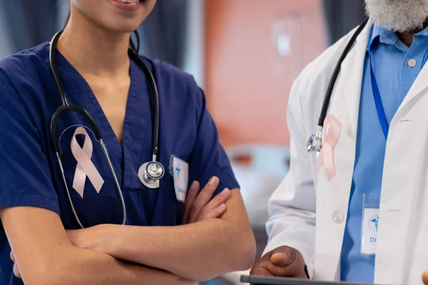 Mittelteil Diverser Ärztinnen Und Chefärzte Mit Krebsbändern Auf Krankenhausstation Kopierraum — Stockfoto