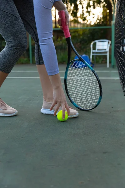 Низкая Секция Женщины Держащей Теннисную Ракетку Забирает Мяч Открытом Теннисном — стоковое фото