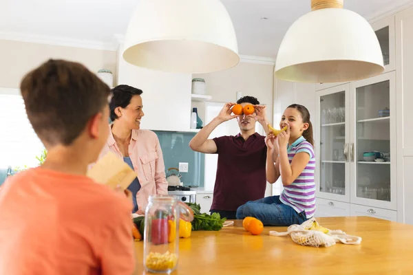 Modern Mutfakta Beyaz Bir Ailenin Alışveriş Çantalarını Açması Güzel Evde — Stok fotoğraf