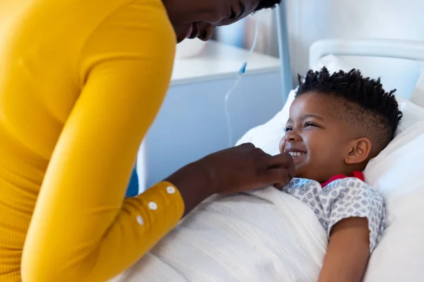 Šťastná Africká Americká Matka Sedící Synem Pacientem Nemocničním Lůžku Usmívající — Stock fotografie