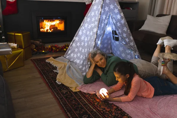 白人の女の子と祖母は一緒におしっこに座って時間を過ごす クリスマス 家族の時間とお祝いの概念 — ストック写真
