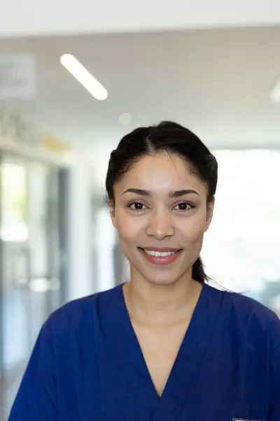Vertikales Porträt Einer Lächelnden Zweirassigen Gesundheitsarbeiterin Krankenhausflur Mit Kopierraum Krankenhaus — Stockfoto