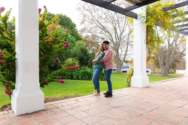 Feliz Pareja Birracial Abrazando Sonriendo Terraza Jardín Inclusividad Vida Doméstica — Foto de Stock