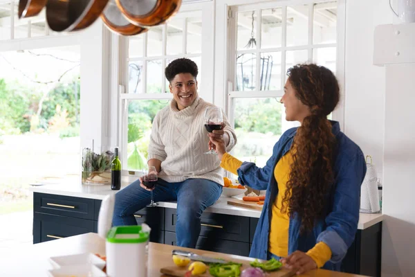 Glückliches Paar Das Der Küche Essen Zubereitet Und Rotwein Trinkt — Stockfoto