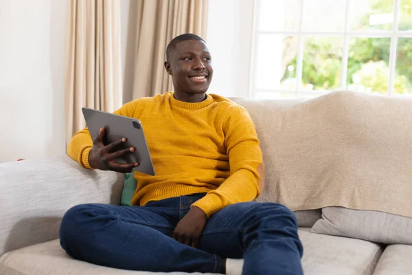 Souriant Homme Afro Américain Assis Sur Canapé Maison Tenant Tablette — Photo