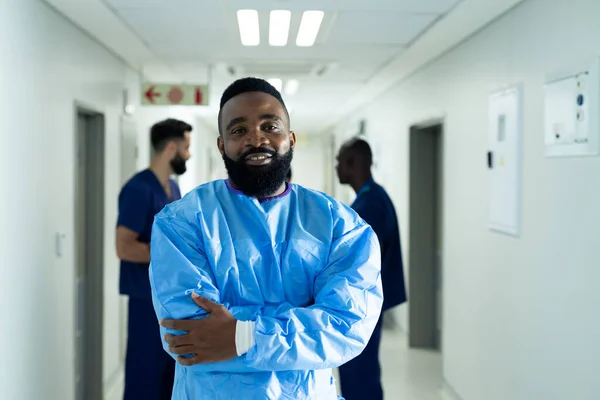 Ritratto Uomo Afroamericano Sorridente Abito Chirurgico Corridoio Affollato Servizi Ospedalieri — Foto Stock