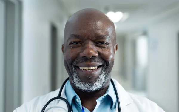 Porträtt Leende Äldre Afrikansk Amerikansk Manlig Läkare Sjukhuskorridoren Kopiera Utrymme — Stockfoto