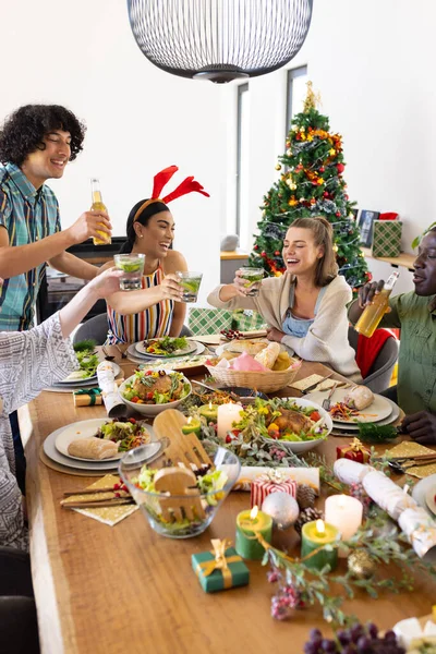 Diversos Amigos Felizes Sentados Mesa Jantando Natal Natal Celebração Amizade — Fotografia de Stock