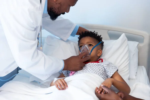 Médico Afroamericano Dando Ventilador Niño Paciente Con Madre Hospital Espacio — Foto de Stock