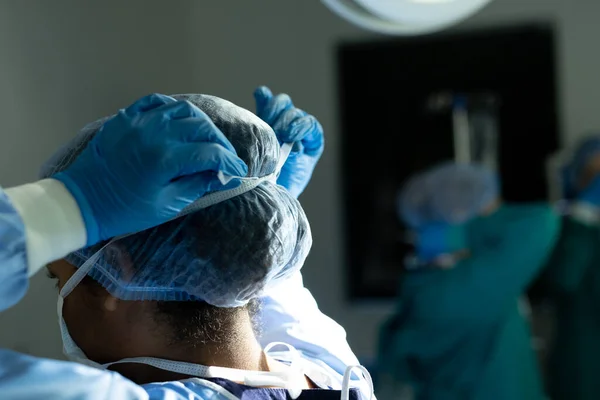 Vue Arrière Une Chirurgienne Biraciale Portant Des Gants Masque Fermeture — Photo