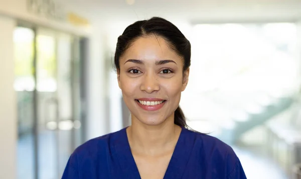 Retrato Uma Trabalhadora Saúde Birracial Sorridente Corredor Hospitalar Com Espaço — Fotografia de Stock