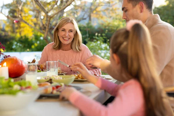Obraz Wielopokoleniowej Białej Rodziny Jedzącej Kolację Świeżym Powietrzu Koncepcja Rodziny — Zdjęcie stockowe