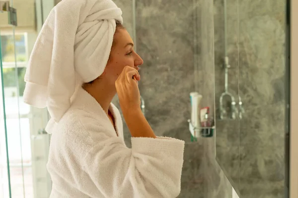 Szczęśliwa Biała Kobieta Szlafroku Myjąca Zęby Łazience Spędzanie Czasu Samotnie — Zdjęcie stockowe