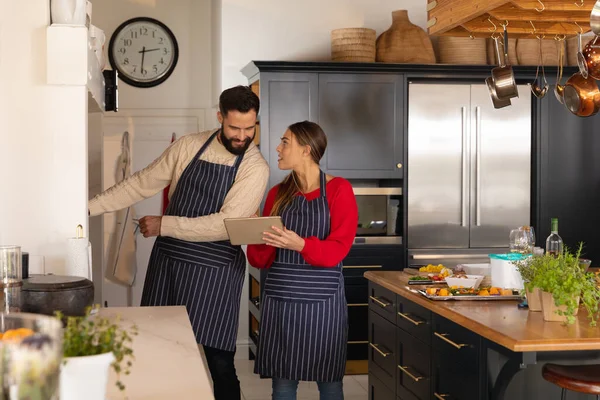 Glückliches Kaukasisches Paar Das Essen Zubereitet Lächelt Und Der Küche — Stockfoto