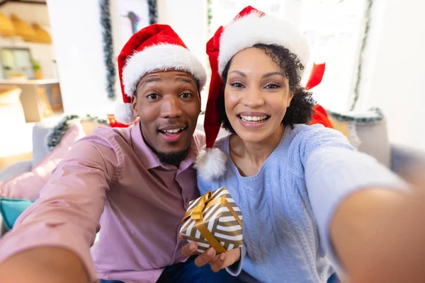 Feliz Casal Afro Americano Vestindo Casa Papai Noel Tendo Videochamada — Fotografia de Stock