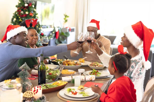 非裔美国人家庭在一起吃圣诞大餐和喝酒 圣诞节 家庭时间和庆祝概念 — 图库照片