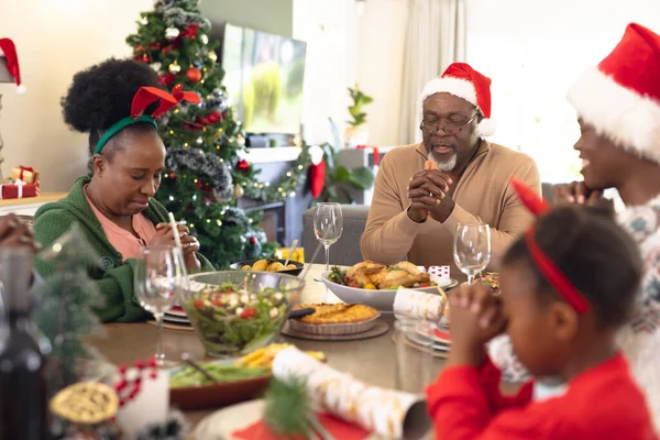 非裔美国人家庭在圣诞大餐前一起祈祷 圣诞节 家庭时间和庆祝概念 — 图库照片