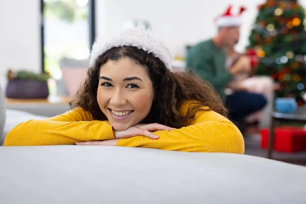 Porträtt Lycklig Biracial Kvinna Firar Jul Hemma Med Vänner Jul — Stockfoto