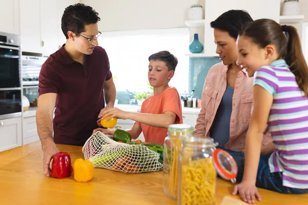 Modern Mutfakta Beyaz Bir Aile Birlikte Alışveriş Çantalarını Boşaltıyor Evde — Stok fotoğraf