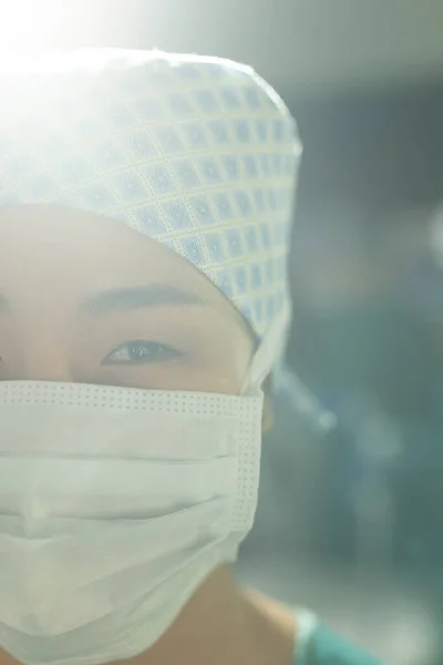 Vertikales Porträt Einer Lächelnden Asiatischen Chirurgin Mit Operationsmütze Und Maske — Stockfoto