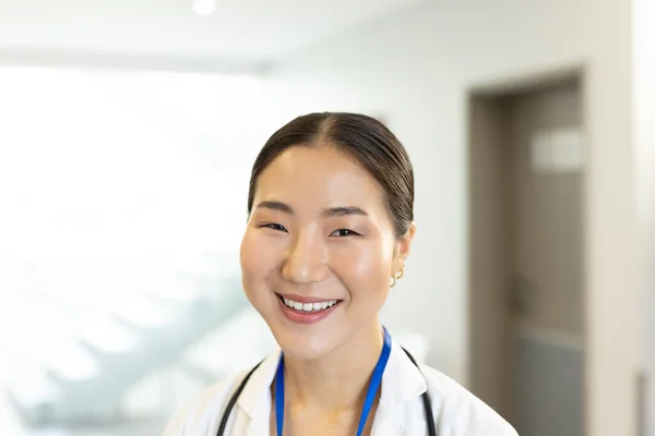 Mosolygó Ázsiai Doktornő Portréja Kórház Folyosóján Fénymásolási Hellyel Kórházi Orvosi — Stock Fotó