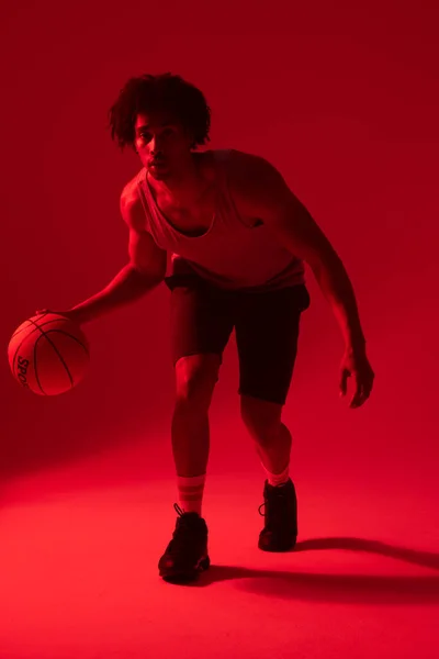 Afbeelding Van Biracial Basketballer Met Basketbal Neon Rode Achtergrond Concept — Stockfoto