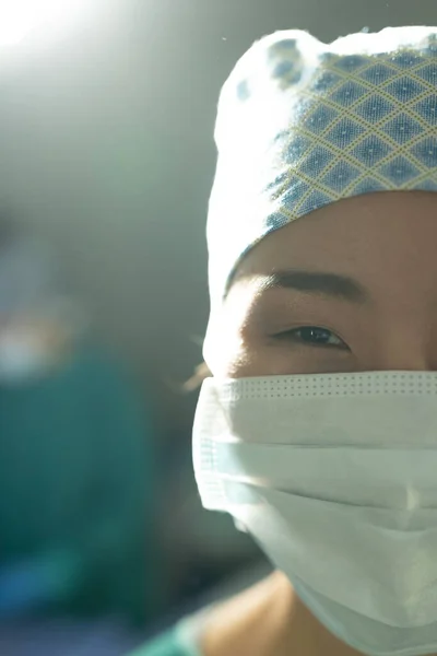 Vertikales Halbporträt Einer Lächelnden Asiatischen Chirurgin Mit Operationsmütze Und Maske — Stockfoto