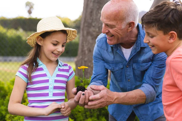 Blanke Familie Brengt Tijd Samen Door Tuin Plant Familie Tijd — Stockfoto