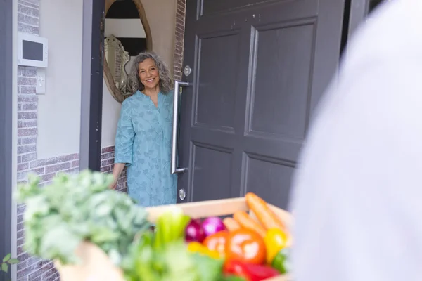 Щасливі Старші Кавказькі Жінки Відкривають Двері Будинку Вітають Кур Єра — стокове фото