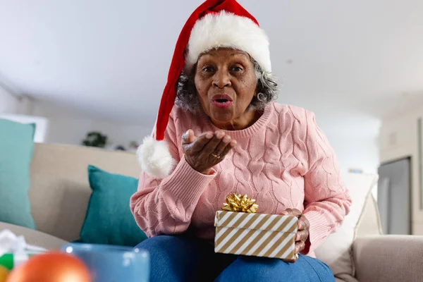 Pozorné Starší Africké Američanky Klobouku Santa Clause Důchod Čas Doma — Stock fotografie