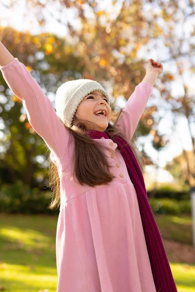 一个快乐的高加索女孩在花园里玩秋叶的垂直画面 秋天和户外时间的概念 — 图库照片