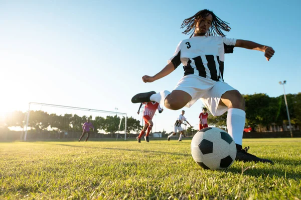 Visão Baixo Ângulo Jogador Multirracial Chutando Bola Enquanto Joga Futebol — Fotografia de Stock