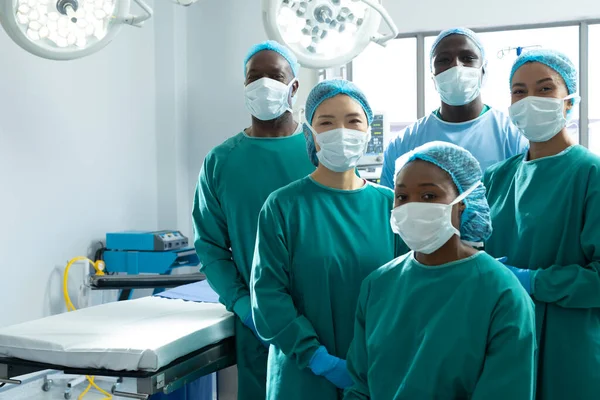 Műtétre Kész Sebészek Sokszínű Csoportjának Portréja Műtőben Fénymásolótérrel Kórházi Orvosi — Stock Fotó