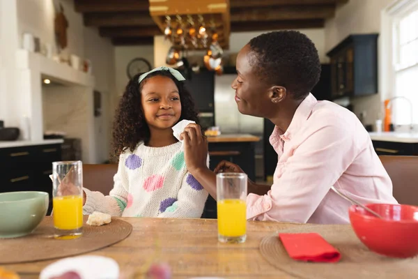幸せなアフリカ系アメリカ人の少女が母親と朝食を食べているイメージ 家族と一緒に質の高い時間を過ごすコンセプト — ストック写真
