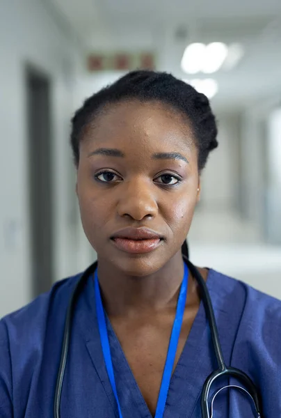 Verticaal Portret Van Ernstige Afrikaanse Amerikaanse Vrouwelijke Arts Ziekenhuisgang Kopieerruimte — Stockfoto