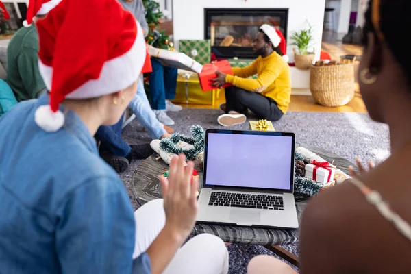 クリスマスを祝う多様な友人のイメージとラップトップビデオ通話を行い 画面上のスペースをコピーします クリスマス お祝い 包括性とライフスタイルの概念 — ストック写真