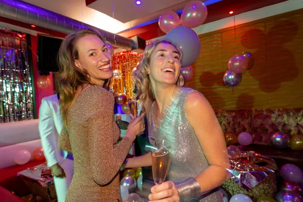 Dos Amigas Caucásicas Felices Riendo Bebiendo Copas Champán Club Nocturno —  Fotos de Stock